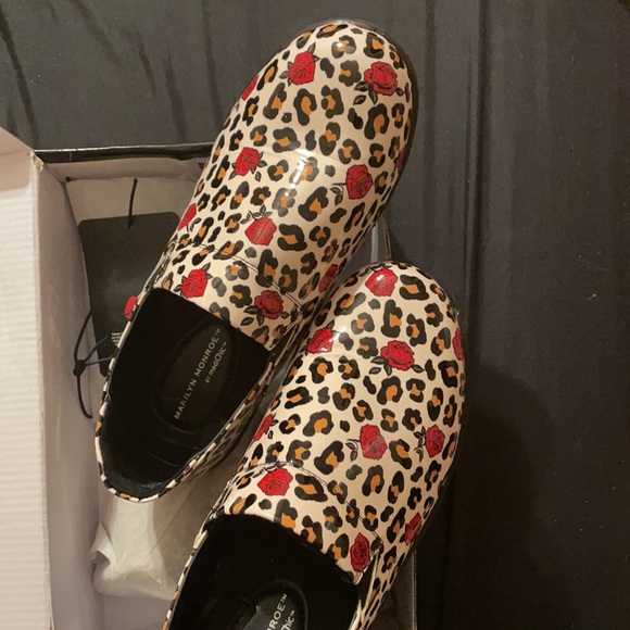 Marilyn Monroe Leopard Rose Nurse Clogs Sz 6-11 - Picture 3 of 7